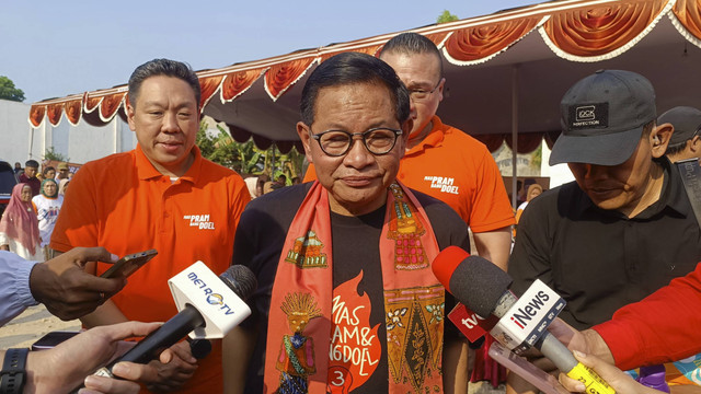 Cagub nomor urut 3 Pramono Anung usia berkampanye di kawasan Duri Kepa, Kebon Jeruk, Jakbar, Senin (21/10/2024). Foto: Thomas Bosco/kumparan