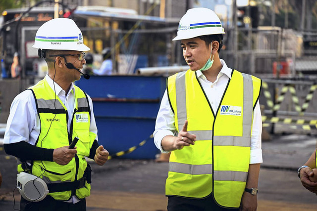 Wapres Gibran Rakabuming Raka ditemani Menteri Perhubungan Dudy Purwaghandi dan Pj Gubernur DKI Jakarta Teguh Setyabudi menelusuri tunnel dari Stasiun Monas ke Stasiun Thamrin proyek MRT Fase 2 Lintang Selatan-Utara, Jakarta, Senin (21/10/2024). Foto: Instagram/ @gibran_rakabuming