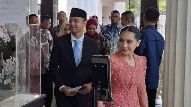 Pesohor Raffi Ahmad bersama istri Nagita Slavina tiba di Kompleks Istana Kepresidenan, Jakarta, Selasa (22/10/2024). Foto: Luthfi Humam/kumparan