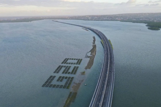 Tanaman mangrove membentuk tulisan "G20" di Jalan Tol Bali Mandara. Foto: ANTARA/HO-Jasa Marga