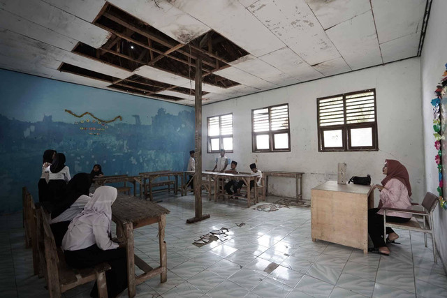 Kondisi kelas yang boloh pada atapnya, memaksakan sejumlah murid mengalami kecemasan pada saat proses belajar mengajar. Ruang kelas tersebut berada di Madrasah Diniyah Takmiliyah Awaliyah (MDTA) Al-Khairiyah. Serang, Banten.