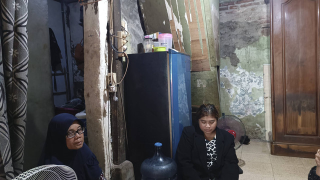 Kanipah (57), nenek F bocah 9 tahun yang positif HIV saat ditemui di rumahnya, Selasa (22/10/2024). Foto: Farusma Okta Verdian/kumparan