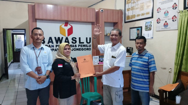 Salah satu warga Bojonegoro, H Anwar Sholeh, saat mendatangi Kantor Bawaslu Bojonegoro. Selasa (22/10/2024). (Aset: Istimewa)