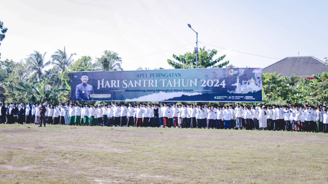 1.200 orang mengikuti apel peringatan Hari Santri Nasional 2024 di lapangan Sukorambi, Jember, Selasa (22/10/2024). Foto: Dok. Istimewa