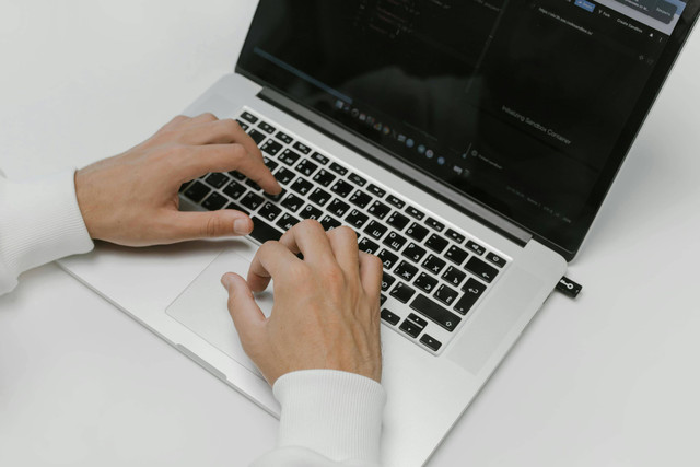 Foto oleh cottonbro studio: https://www.pexels.com/id-id/foto/tangan-laptop-internet-mengetik-5474285/