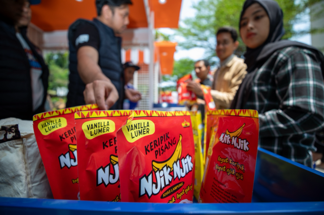 Keripik pisang Njik Njik dari pengusaha asal Bakauheni, Lampung mengikuti Bazaar UMKM BRILiaN di Area Taman BRI, Jakarta pada Jumat (18/10/2024). Foto: Dok. BRI