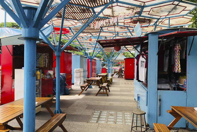 Deretan kios tutup di Teras Cihampelas, Kota Bandung, pada Rabu (23/10/2024).  Foto: Robby Bouceu/kumparan