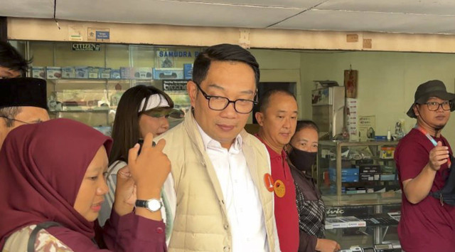 Cagub Jakarta nomor urut satu Ridwan Kamil blusukan di Pasar Glodok, Jakarta Barat, Rabu (23/10). Foto: Alya Zahra/kumparan 