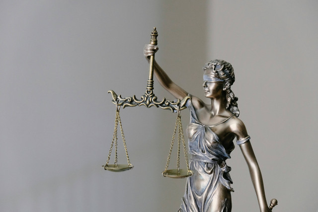 Ilustrasi Hakikat Hukum yang Dipelajari Filsafat Hukum, Foto: Unsplash/Tingey Injury Law Firm