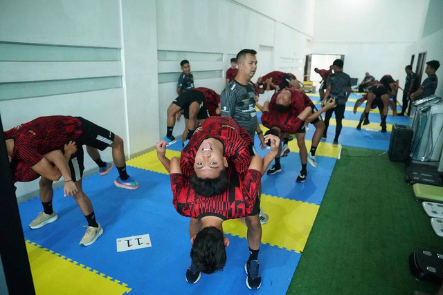 Fisioterapis Asep Azis sedang membantu pemain Timnas U-20. Foto: Instagram @asepclsfisio