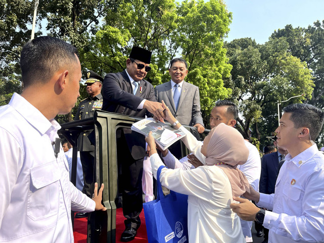 Prabowo Subianto memberikan tanda tangan kepada warga. Foto: Dok. Istimewa