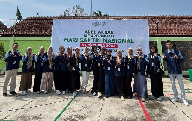 Mahasiswa KKN Reguler 83 Posko 11 Mengikuti Apel Akbar Dalam Rangka Hari Santri Nasional 2024 di Lapangan SMP Islam Sudirman Ambarawa