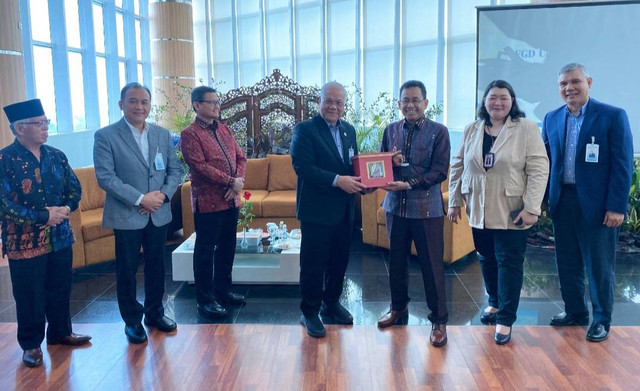 Direktur Utama Bank Sumsel Babel, Achmad Syamsudin bersama Kepala OJK Provinsi Sumsel dan Bangka Belitung, Achmad Syamsudin, serta Fithriadi Muslim, Deputi Bidang Pelaporan dan Pengawasan Kepatuhan PPATK. (ist)