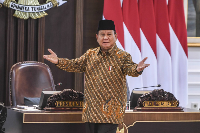 Presiden Prabowo Subianto bersiap memimpin sidang kabinet paripurna di Kantor Presiden, Jakarta, Rabu (23/10/2024). Foto: Hafidz Mubarak A/Antara Foto 