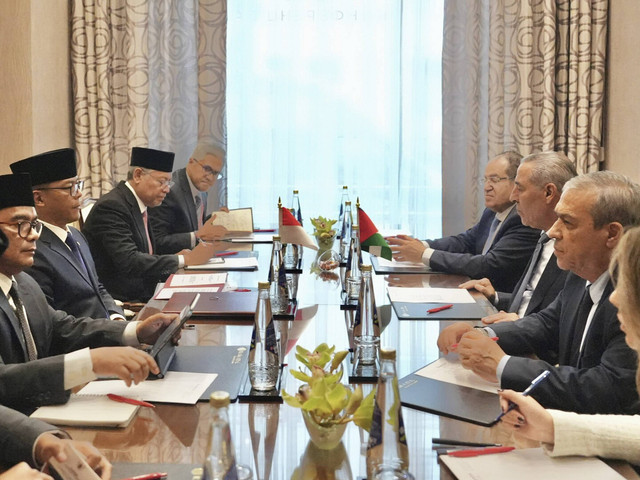 Menteri Luar Negeri RI Sugiono melakukan pertemuan bilateral dengan Sekretaris Jenderal Komite Eksekutif Organisasi Pembebasan Palestina (PLO), Hussein Al Sheikh di Kazan, Rabu (23/10/2024). Foto: Dok. Kemlu RI