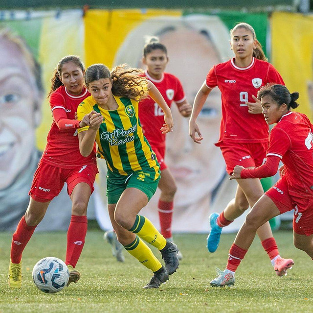 Pemain Timnas Wanita Indonesia coba mengadang pemain ADO Den Haag di Belanda, Rabu (23/10). Foto: Instagram @adodhvrouwen