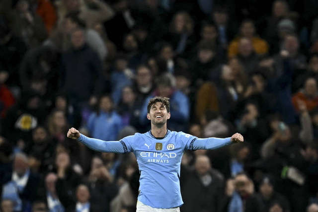 Pemain Manchester City John Stones berselebrasi usai mencetak gol ke gawang Sparta Prague dalam pertandingan Liga Champions Eropa di Stadion Etihad, Manchester, Inggris, Rabu (23/10/2024). Foto: Oli Scarff/AFP