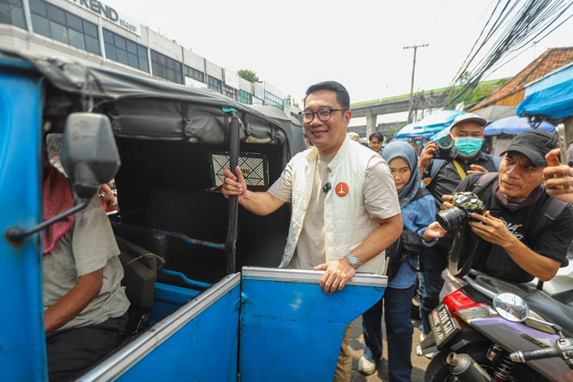 Calon  Gubernur Jakarta nomor urut satu Ridwan Kamil menaiki bajaj saat blusukan di Pasar Kebayoran, Jakarta, Kamis (24/10/2024). Foto: Iqbal Firdaus/kumparan