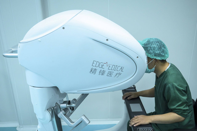 Petugas medis mengoperasikan teknologi robotik saat operasi reseksi hati di RSUP Nasional Dr. Cipto Mangunkusumo (RSCM), Jakarta, Kamis (24/10/2024). Foto: Muhammad Ramdan/ANTARA FOTO