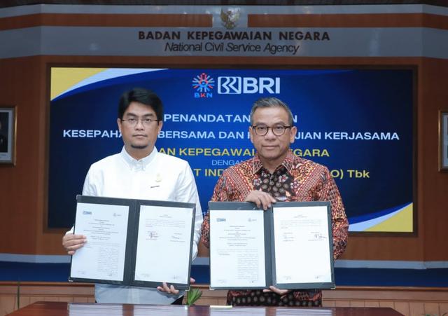 Plt. Kepala BKN Drs. Haryomo Dwi Putranto, M.Hum. (kiri) dan Direktur Bisnis Wholesale dan Kelembagaan BRI Agus Noorsanto (kanan) pada penandatanganan Nota Kesepahaman dan Perjanjian Kerja Sama di Jakarta, Selasa (22/10/2024). Foto: Dok. BRI