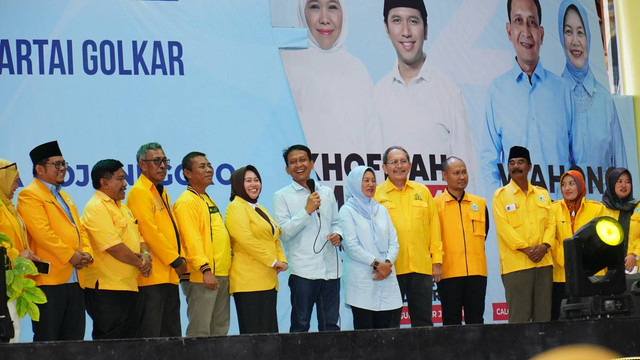 Calon Bupati (Cabup) dan Calon Wakil Bupati (Cawabup) Bojonegoro nomor urut 02, Setyo Wahono-Nurul Azizah, dalam sebuah acara di Bojonegoro. (Aset: Istimewa)