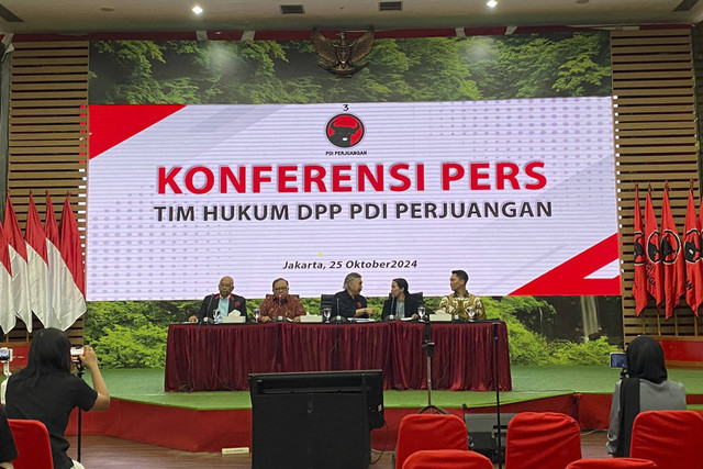 Konferensi Pers PDIP menanggapi putusan PTUN terhadap gugatan PDIP soal pencalonan Gibran Rakabuming Raka sebagai cawapres Pemilu 2024 oleh ketua tim hukum PDIP Gayus Lumbuun di DPP PDIP, Jakpus pada Jumat (25/10/2024).  Foto: Abid Raihan/kumparan