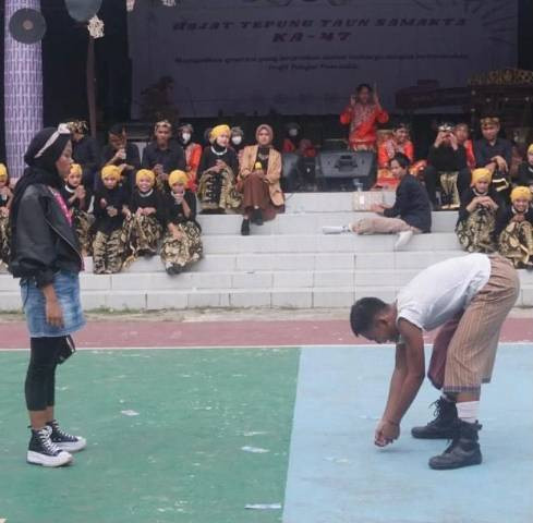 Penampilan ubrug di SMAN 2 Pandeglang sumber : ( galeri pribadi )