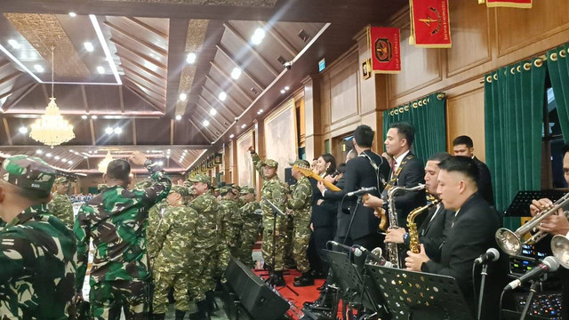 Momen Para Menteri, Wakil Menteri, Kepala Badan, Utusan Khusus, hingga Penasihat Khusus Presiden bernyanyi usai makan malam di Akademi Militer, Magelang, Jumat (25/10) malam. Foto: Zamachsyari/kumparan