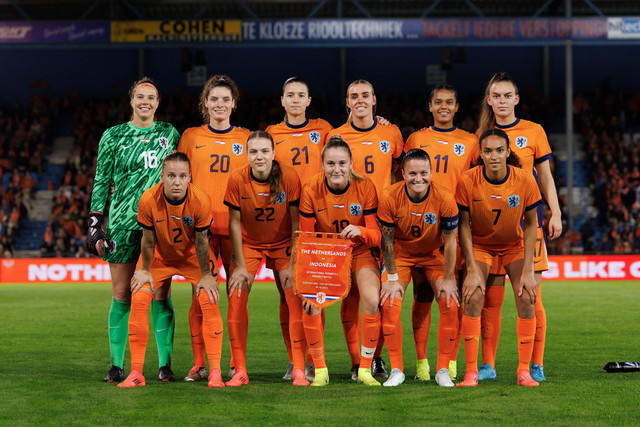 Timnas Wanita Belanda sebelum menjamu Indonesia di Stadion De Vijverberg, Sabtu (26/10). Foto: X @oranjevrouwen