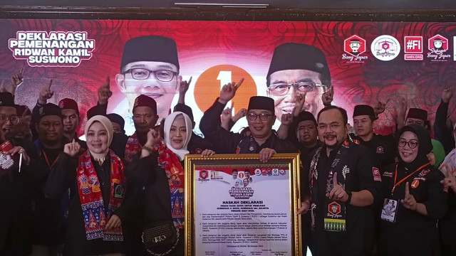 Calon Gubernur Jakarta Ridwan Kamil menerima deklarasi dukungan dari Ormas Bang Japar yang dipimpin oleh Anggota DPD RI Fahira Idris di Setiabudi, Jaksel, Sabtu (26/10/2024). Foto: Thomas Bosco/kumparan