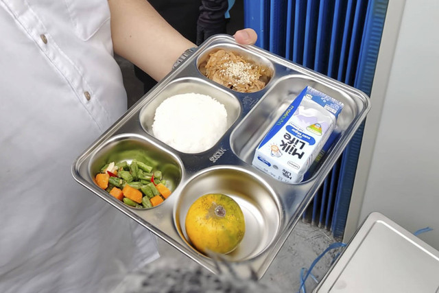 Menu makanan bergizi gratis di Satuan Pelayanan Makan Bergizi, Badan Gizi Nasional, yang dibangun di Jalan Jenderal Gatot Soebroto, Magelang. Foto: Arfiansyah Panji Purnandaru/kumparan