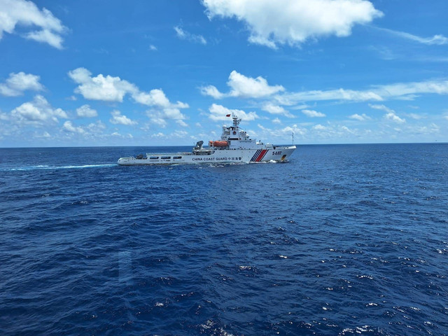 Kapal China Coast Guard (CCG-5042) di Laut Natuna Utara, Jumat (25/10) Foto: Dok. Bakamla