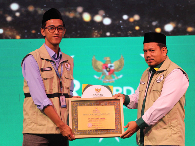 Penerimaan Penghargaan UPZ Pemanfaatan Sosial Media Terbaik (Sumber : asset foto milik Baznas Provinsi Banten).
