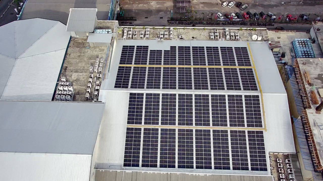 PLTS Atap di Mal Panakkukang. Foto: PT Masdar Mitra Solar Radiance (MMSR) atau Solar Radiance dan PT Mitrabara Adiperdana Tbk (MBAP).