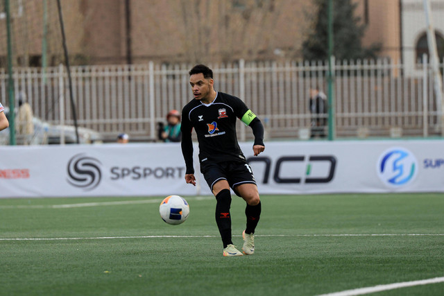 Aksi Lulinha saat Madura United vs SP Falcons dalam laga perdana Grup E AFC Challenge League 2024/25 di MFF Football Centre, Ulaanbaatar, Mongolia, pada Minggu (27/10). Foto: Madura United