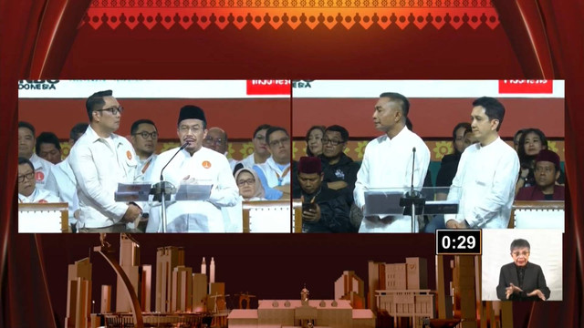 Paslon nomor urut 01 Ridwan Kamil-Suswono dan Paslon nomor urut 02 Dharma Pongrekun-Kun Wardana saat Debat Kedua Pilgub Jakarta di City Beach International Stadium (BCIS) Ancol, Jakarta, Minggu (27/10/2024). Foto: YouTube/ KPU PROVINSI DKI JAKARTA 