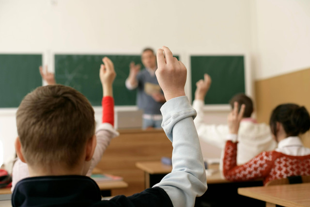 foto anak sedang belajar. sumber foto: https://www.pexels.com/photo/photo-of-a-pupils-sitting-in-a-classroom-with-raised-hands-12716111/