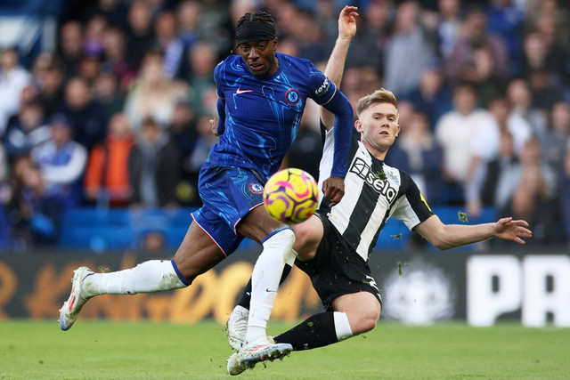 Pemain Chelsea Noni Madueke berebut bola dengan pemain Newcastle United Lewis Hall pada pertandingan Liga Inggris di Stamford Bridge, London, Inggris, Minggu (27/10/2024). Foto: Andrew Couldridge/REUTERS 