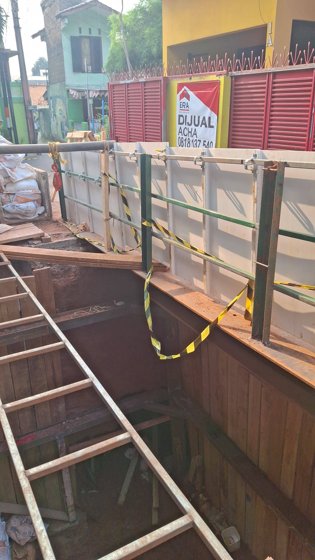 Galian tanah di Ciracas dekat pondasi rumah warga. Foto: Dok. Istimewa