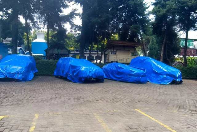 Mobil yang tertimpa pohon tumbang di parkiran Farmhouse, Lembang, Bandung, Senin (28/10/2024). Foto: Robby Bouceu/kumparan