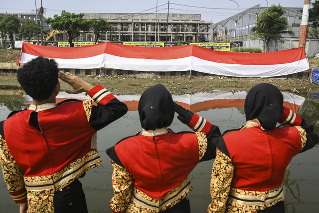 Sejumlah personel marching band memberi hormat pada bendera Merah Putih saat Apel Kebangsaan Hari Sumpah Pemuda di Kali Cisadane, Kota Tangerang, Banten, Senin (28/10/2024). Foto: Sulthony Hasanuddin/ANTARA FOTO