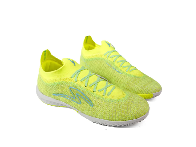 Sepatu futsal Specs yang cocok untuk flank. Sumber: specs.id.
