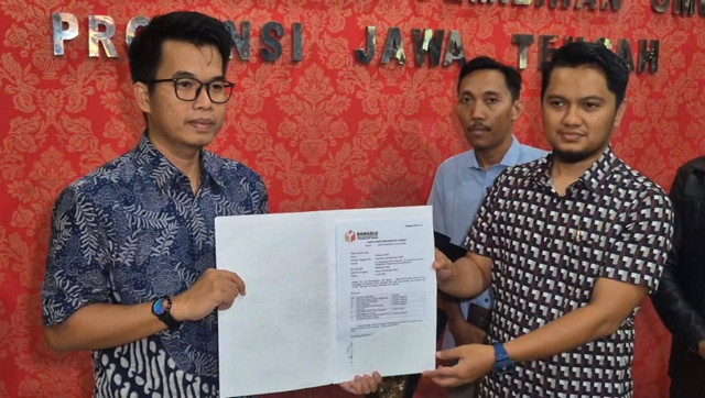 Tim hukum pasangan calon gubernur Jawa Tengah Ahmad Luthfi-Taj Yasin saat melaporkan dugaan pelanggaran di Pilgub Jateng. Foto: Dok. Istimewa
