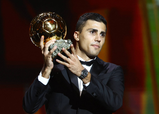 Rodrigo Hernandez alias Rodri dianugerahi
trofi Ballon d'Or 2024 di Chatelet Theatre,
Prancis, Selasa (29/10) dini hari WIB.
