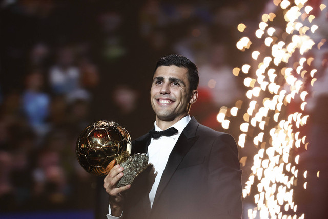 Pemain Manchester City Rodrigo Hernandez dalam acara penganugerahan Ballon d'Or France Football 2024. Foto: Franck Fife/AFP