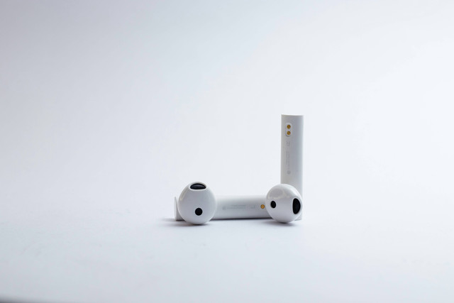 Earphone adalah perangkat yang digunakan untuk menikmati musik atau podcast tanpa gangguan. Foto: Pexels.com