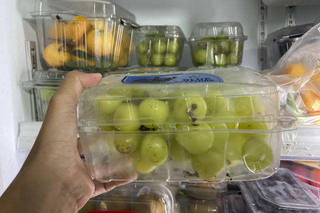 Beberapa buah anggur shine muscat yang dijual di Pasar Rumput, Jakarta Pusat, Selasa (29/10/2024). Foto: Alya Zahra/kumparan