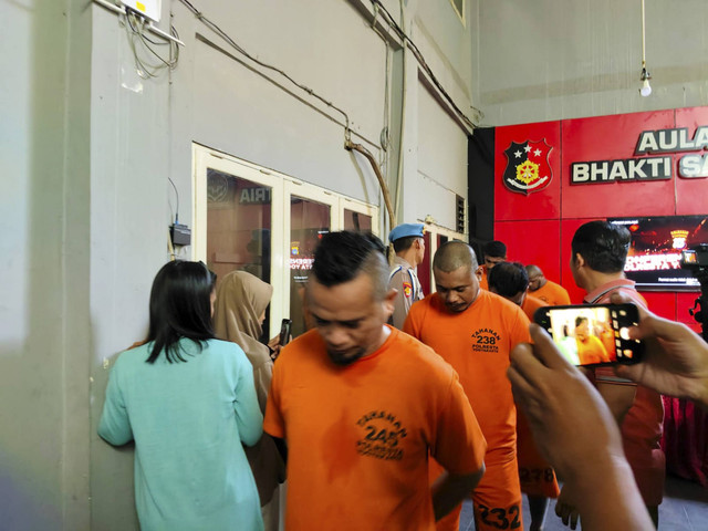 Polresta Yogyakarta menampilkan tujuh pelaku penganiaya dan penusukan dua santri Krapyak di Prawirotaman, Kota Yogyakarta, Selasa (29/10/2024). Foto: Arfiansyah Panji Purnandaru/kumparan