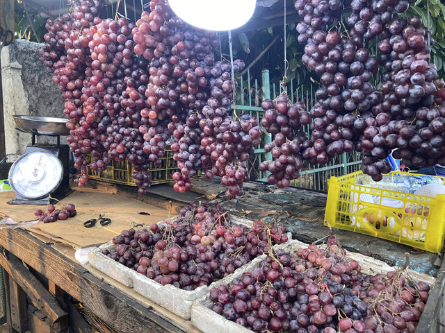 Buah-buahan anggur yang dijual di depan Pasar Kramat Jati, Jakarta Timur, Selasa (29/10/2024). Foto: Alya Zahra/kumparan 