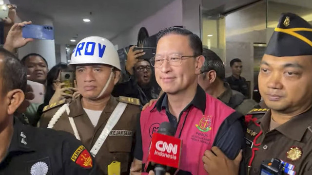 Thomas Lembong saat di tahan di Kejaksaan Negeri Jakarta Selatan, Selasa (29/10/2024). Foto: YouTube/ Kejaksaan RI